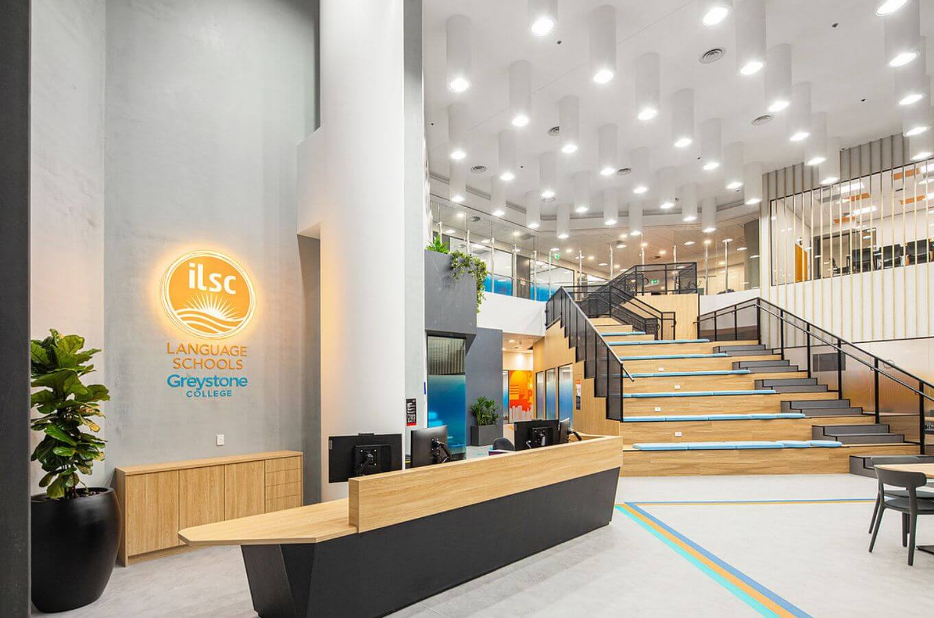 澳洲 ILSC 語言學校伯斯 (Perth) 全新校區接待大廳：擁有極佳採光與現代化設計，提供國際學生最舒適、友善的遊學諮詢服務與環境。