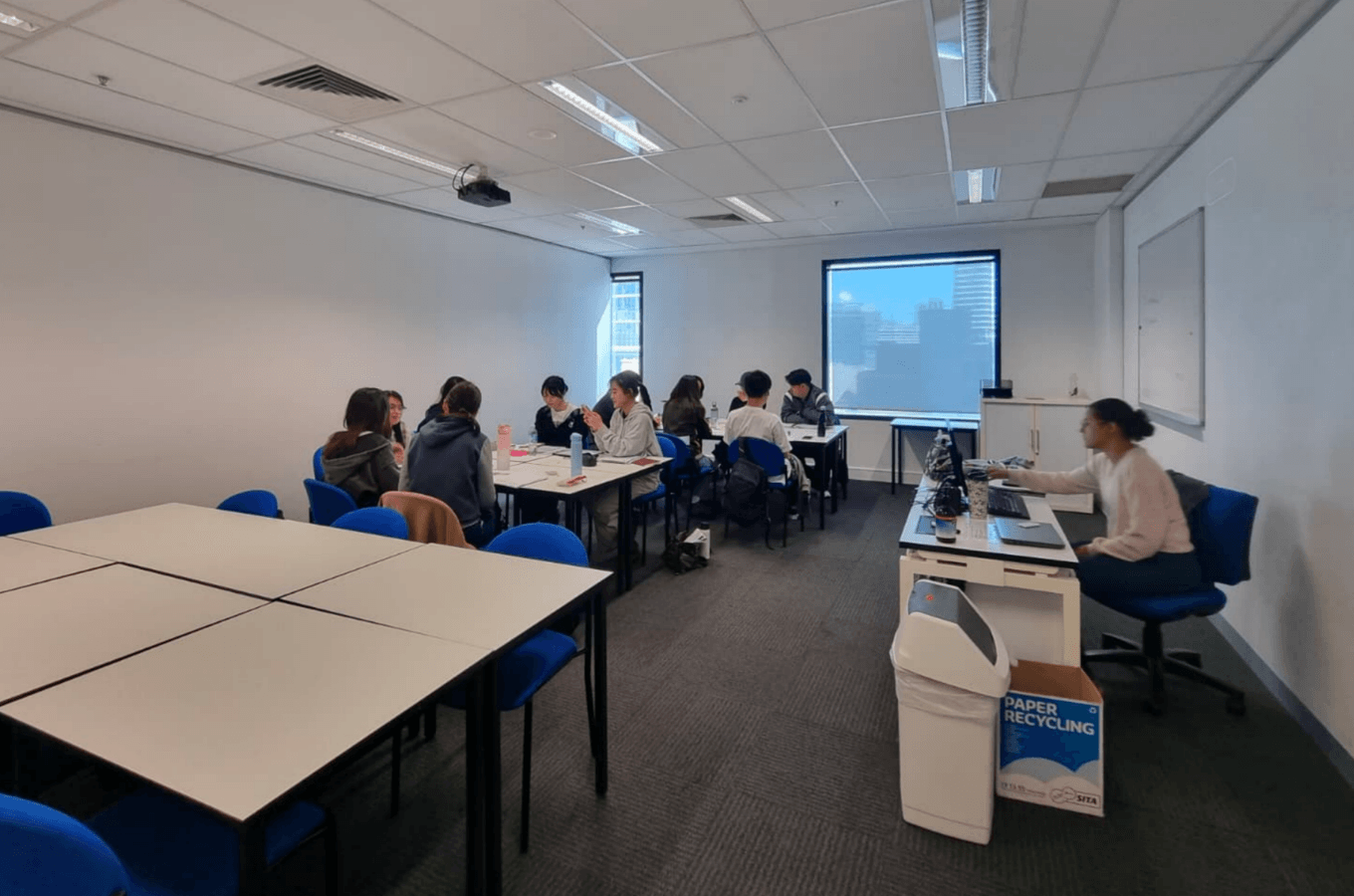 墨爾本打工度假英文：Discover English 現代化教室硬體設施，專業教師透過投影幕進行互動授課。