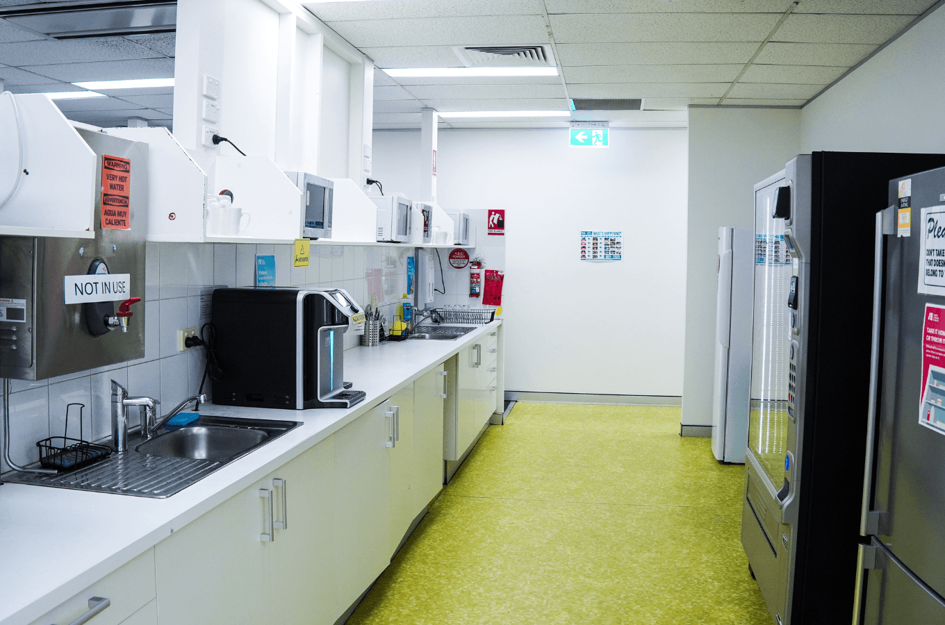 澳洲打工度假省錢必備：ELC 乾淨整潔的廚房與用餐備餐空間，提供充足的冰箱與微波爐設施，讓背包客與學生輕鬆準備午餐。