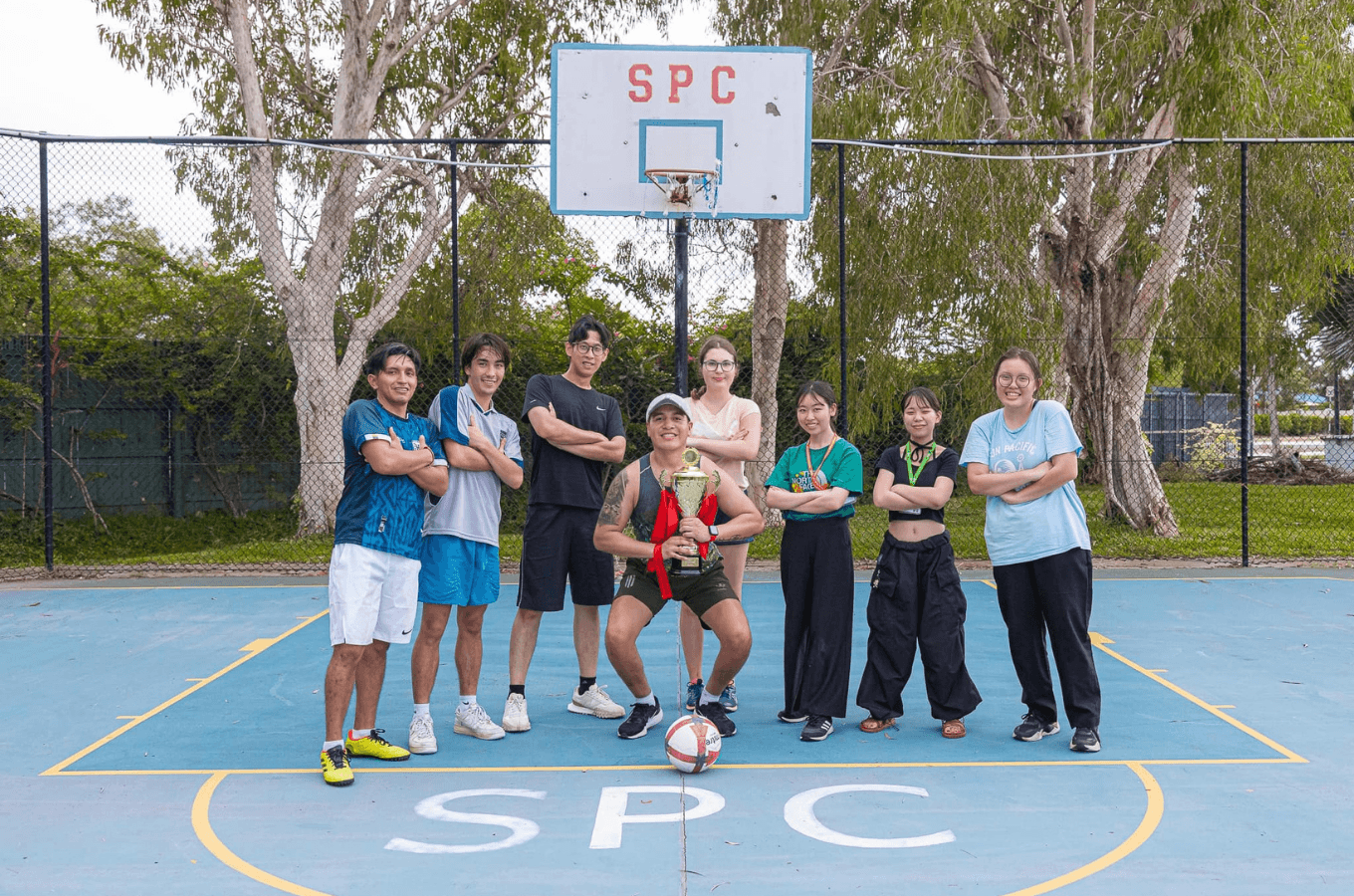 澳洲打工度假英語學校：SPC 擁有全澳少見的度假型校園，學生們在校內專業戶外運動場與籃球架前合影，藉由運動賽事迅速拓展國際人脈、結交各國摯友。
