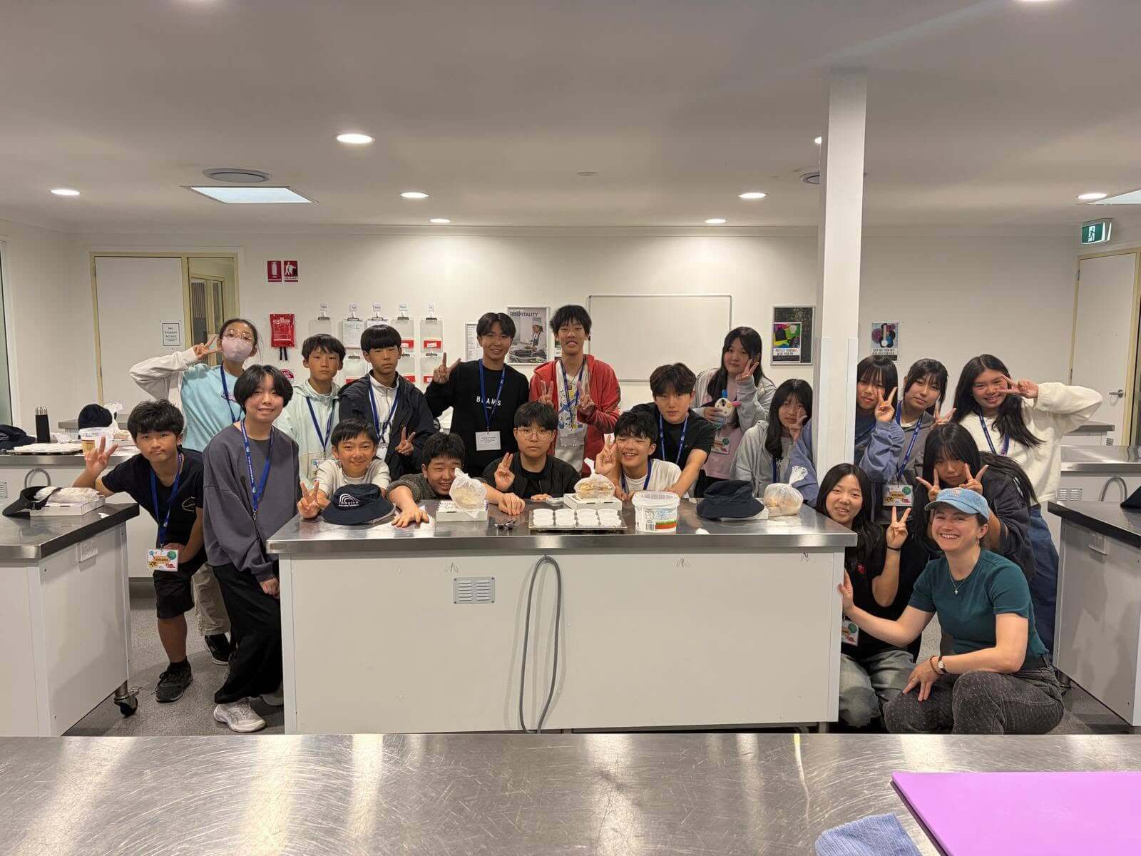 澳洲 Imagine Education 誼明教育現代化校園設施：學生在寬敞明亮的化學/科學實驗室參與 STEM 實務探索課程。