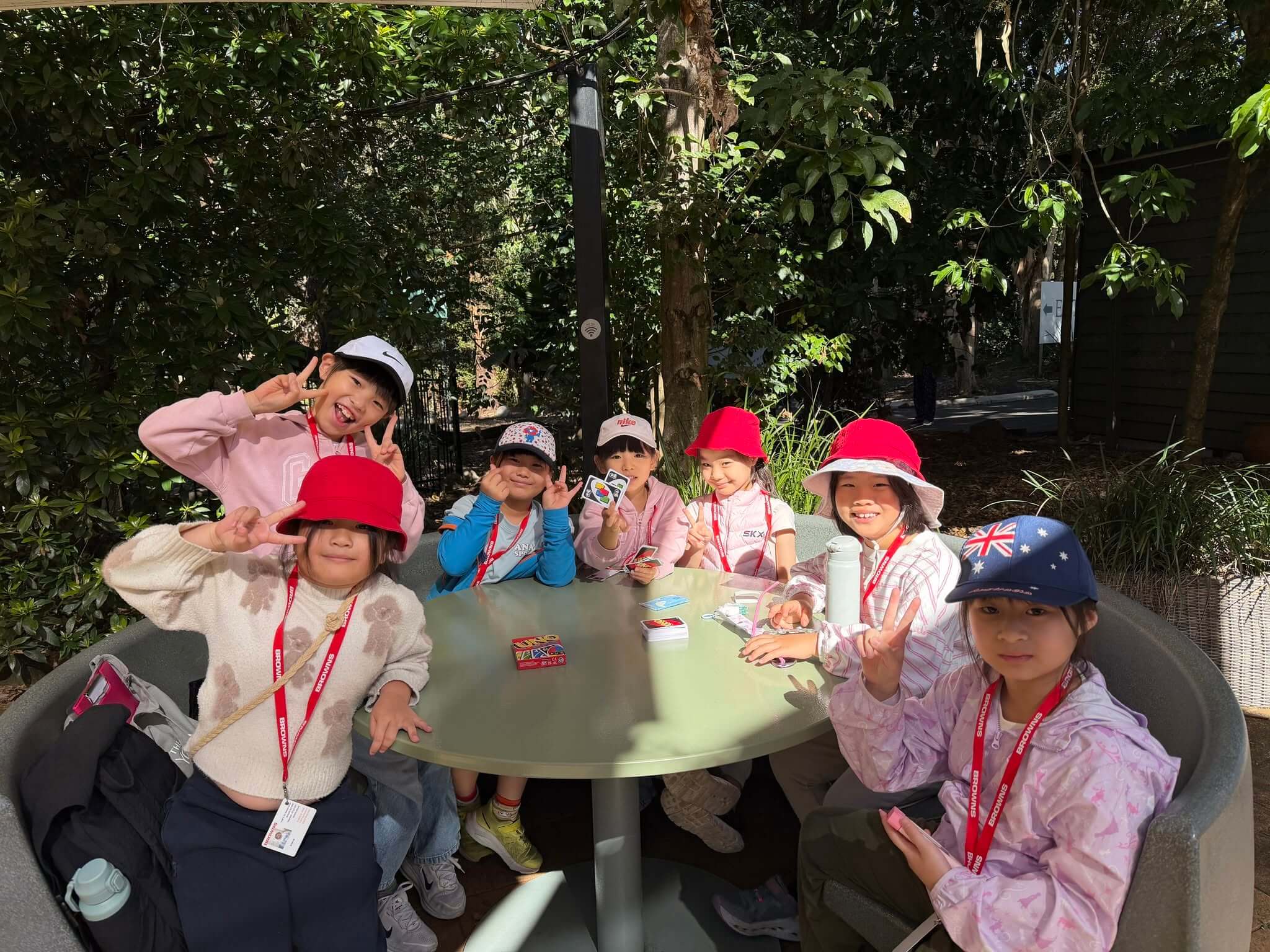 澳洲 BROWNS 布朗斯英語學院國小預備課程（PSP+）戶外活動：小學生在公園參與大地遊戲與戶外學習，體驗做中學的樂趣