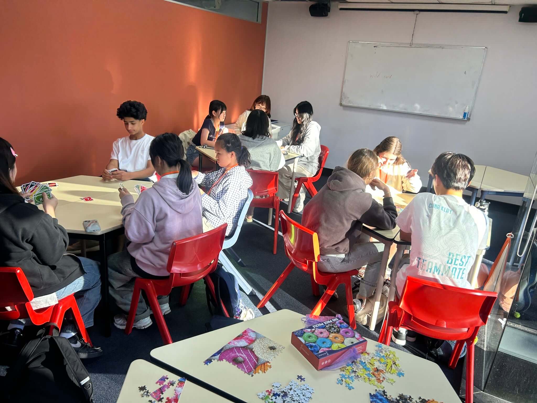 澳洲 Langports 藍寶石英語學院小班制沉浸式課堂：外籍教師引導青少年學生進行跨文化交流與手作研討，享受高關注度的語言教學