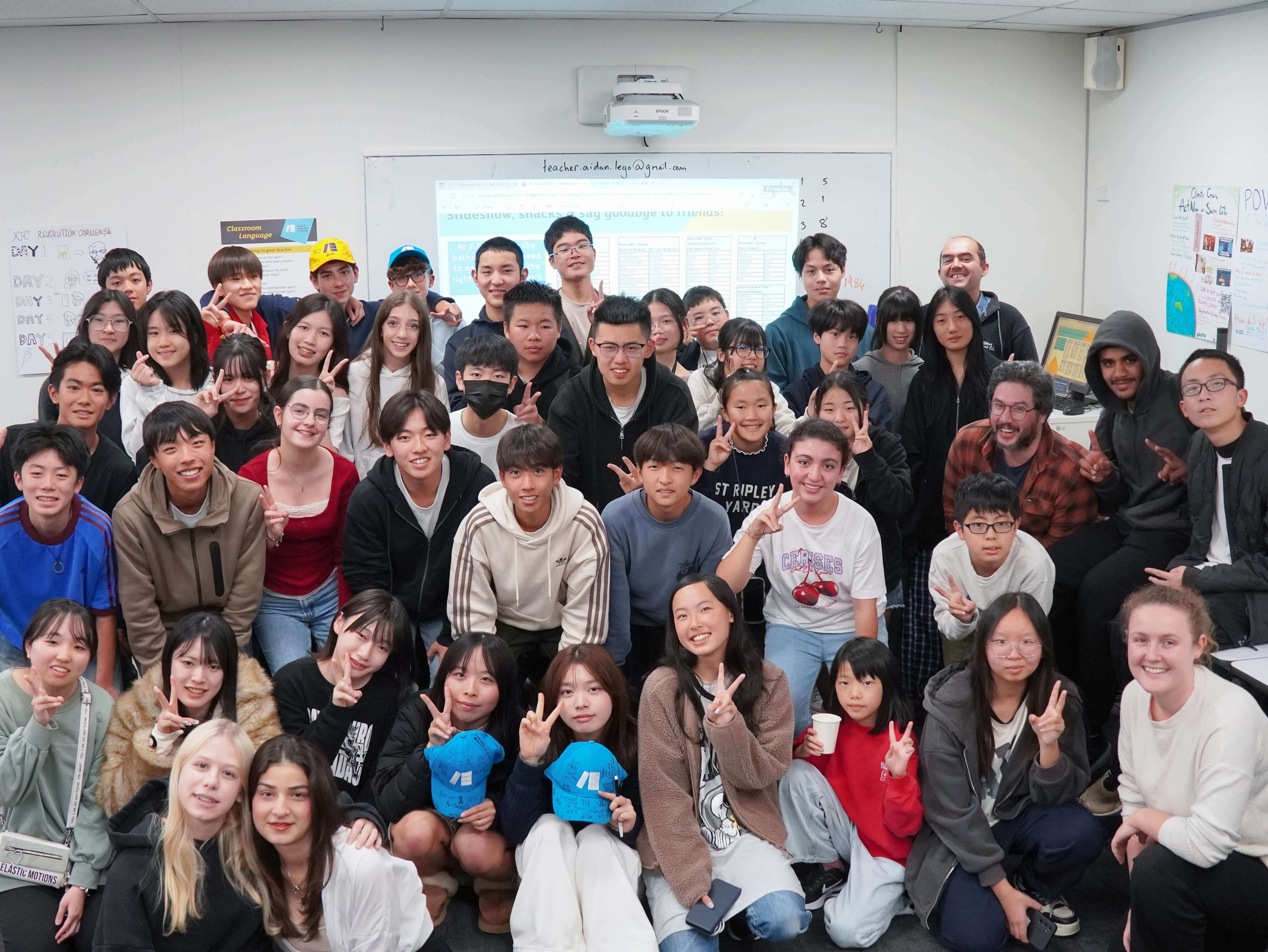 澳洲 ELC 英語學院青少年遊學營結業/歡迎大合照：來自全球多國的青少年學生齊聚校園，呈現多元國際國籍比例與熱鬧溫馨的社群氛圍