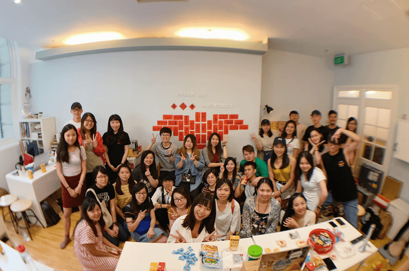 ABC 澳洲遊留學打工度假代辦 布里斯本據點-學生交流聚會與在地夥伴合照